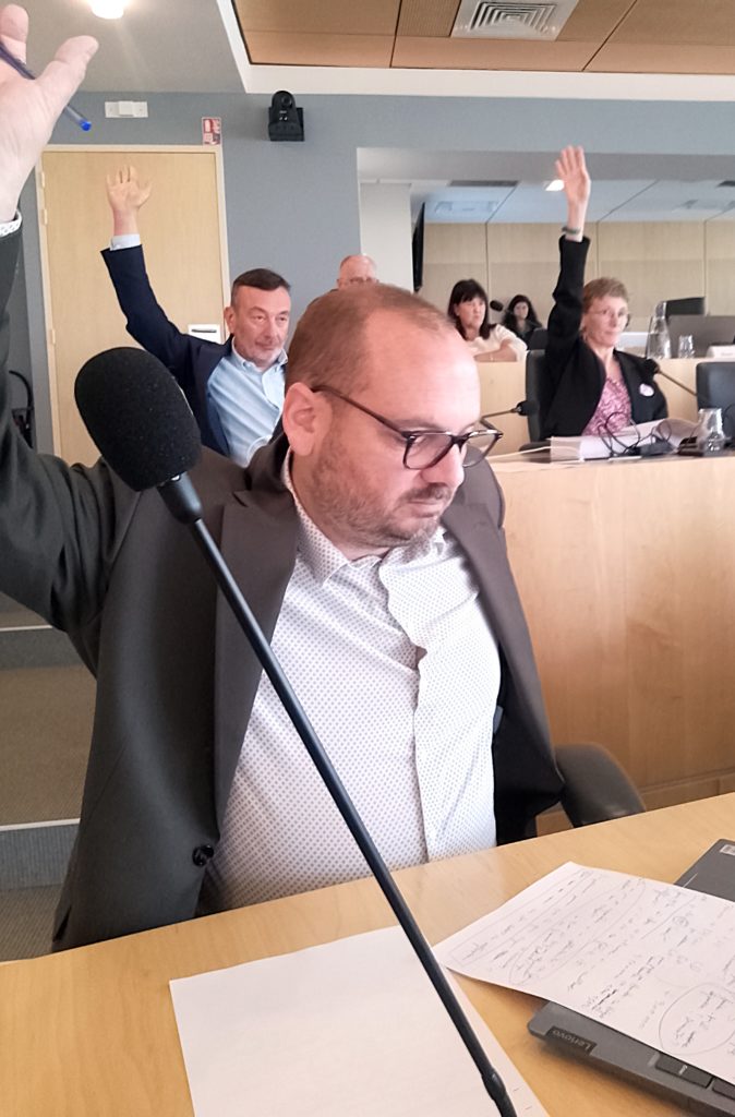 Ludovic Devergne, Florence Harris et Grégory Vouhé votent contre.